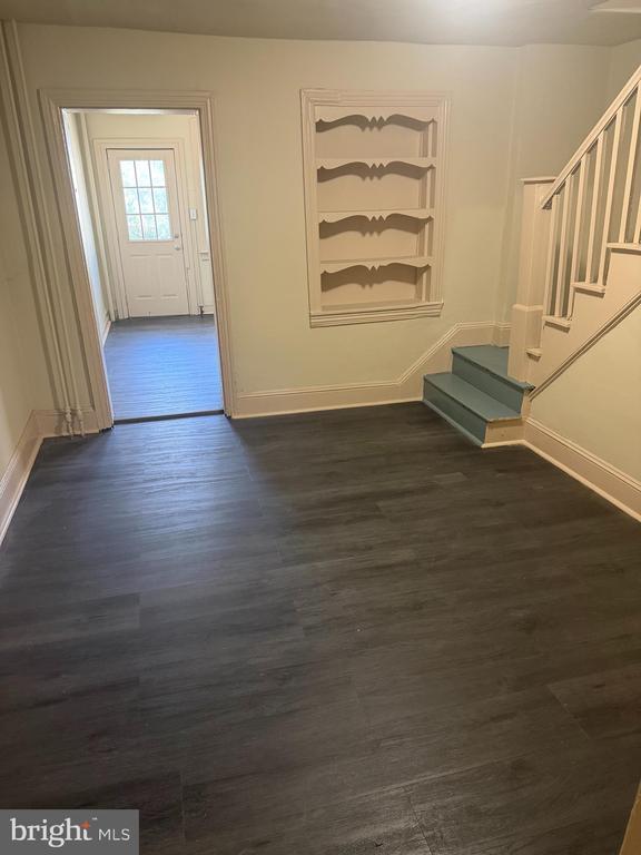 Building Photo - 352 E Airy St