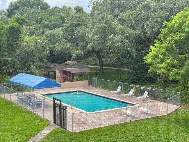Foto del edificio - 9400 Live Oak Pl