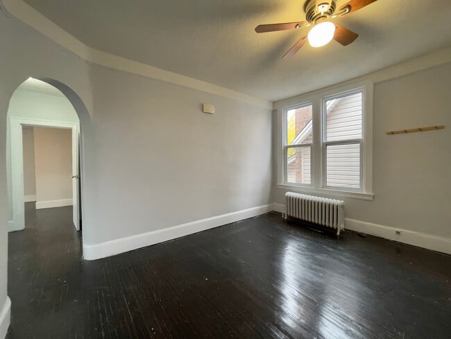 Building Photo - Spacious 3-bedroom upper-level apartment a...