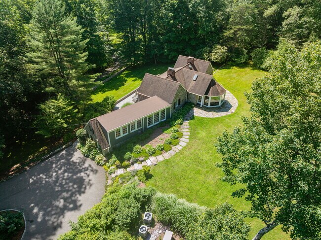 Building Photo - 760 Valley Rd