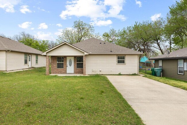 Foto del edificio - Step into comfort and modern convenience with this charming 3-bedroom, 2-bathroom home in Sherman...