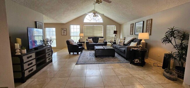 Building Photo - Beautiful 3 bedroom, 2 bath home for rent