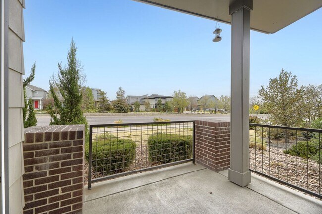 Foto del edificio - Modern End-Unit Townhome in Desirable Midtown