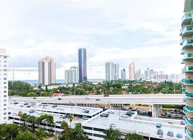 Foto del edificio - 19390 Collins Ave