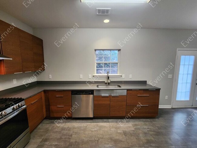 Building Photo - 8002 St Charles Square