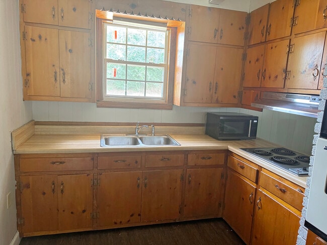 Kitchen - 907 Hill N Dale Dr
