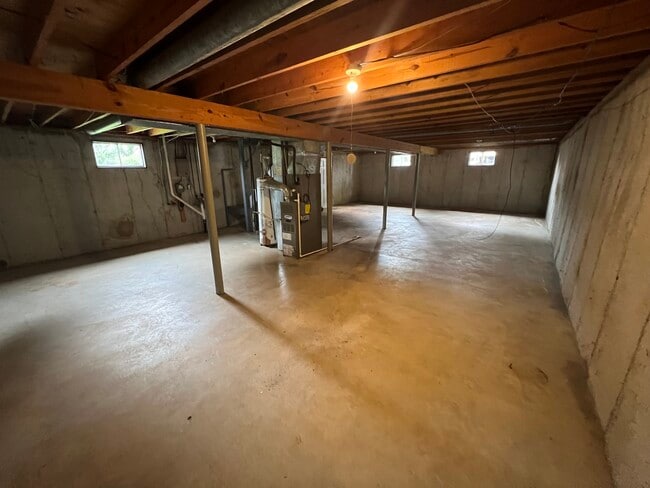 1,000 sq ft basement - 1148 Maywood Dr