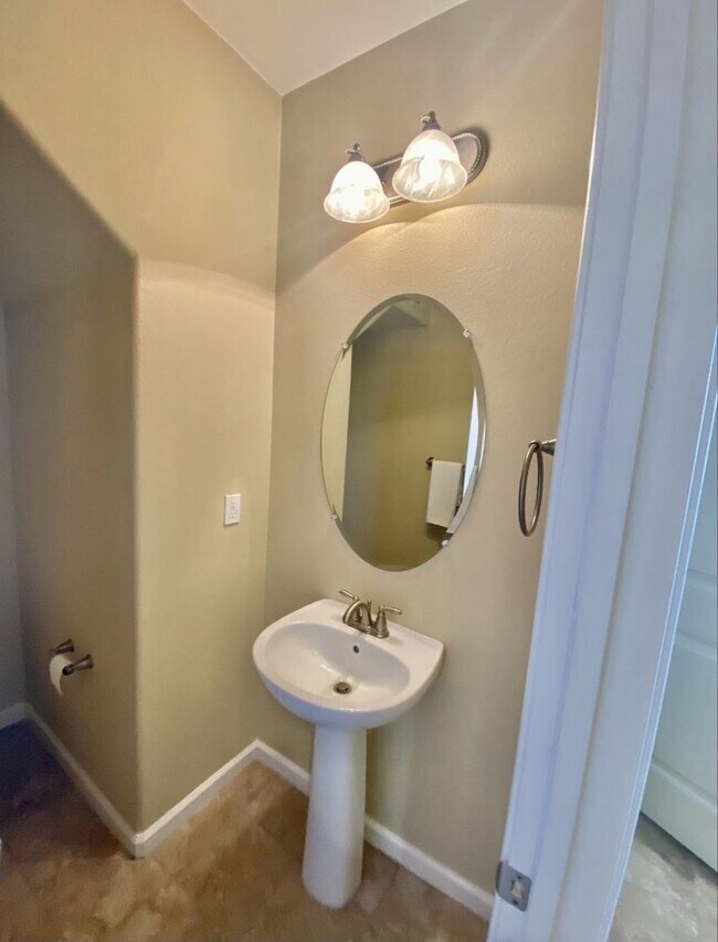 Building Photo - 3 br, 2.5 bath House - 2077 Camino Real Way