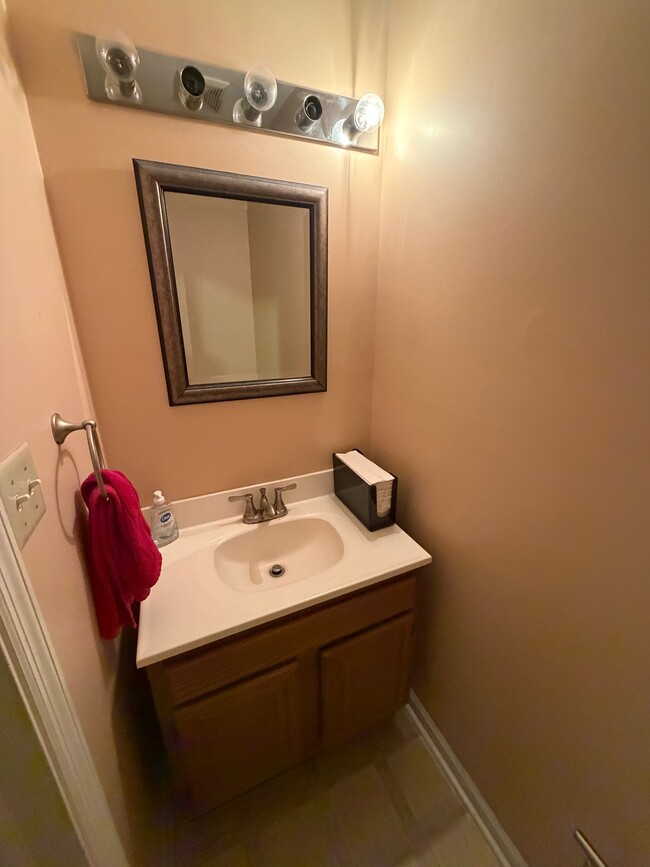 Building Photo - 7 Lenape Ln