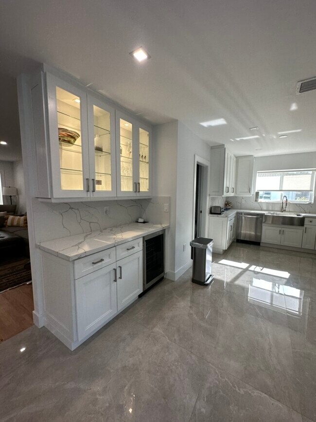 Building Photo - 1511 Robbia Ave