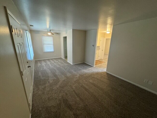 Foto del edificio - 2 Bed Single Level Apartment