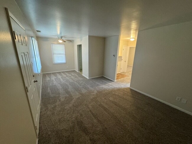Building Photo - 2 Bed Single Level Apartment