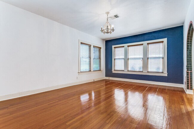Foto del edificio - 2-BEDROOM UPSTAIRS DUPLEX OVERLOOKING SAN ...