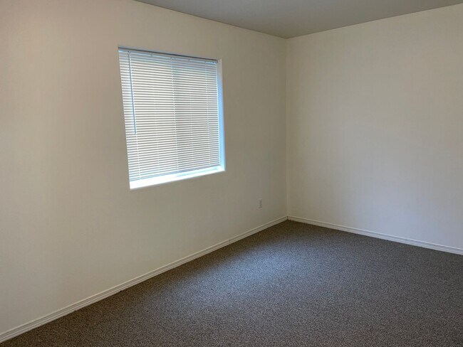 Building Photo - 2747 SE 84th Ave