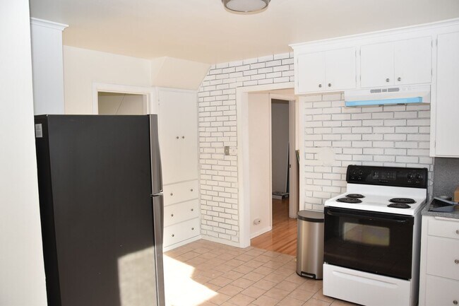 Foto del edificio - 4 Bedroom 1 Bath South Tacoma 2 Story Home