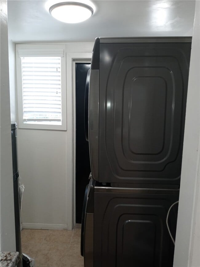 Building Photo - 716 W 75th St