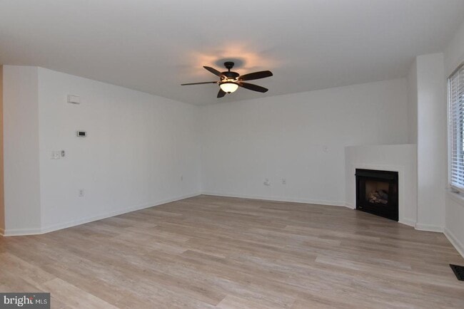 Building Photo - 117 Lakeside Dr