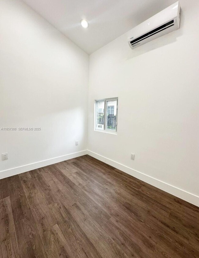 Foto del edificio - 2126 NW 24th St