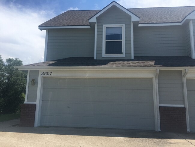 Building Photo - 2507 Crestline Cir