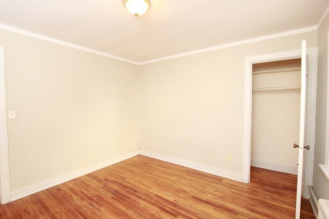 Foto del edificio - ALL UTILITIES INCLUDED