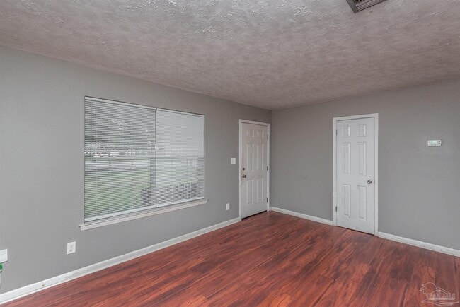 Foto del edificio - 525 Quigley Rd