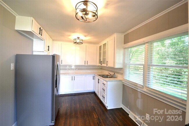 Building Photo - 222 Ewing Dr