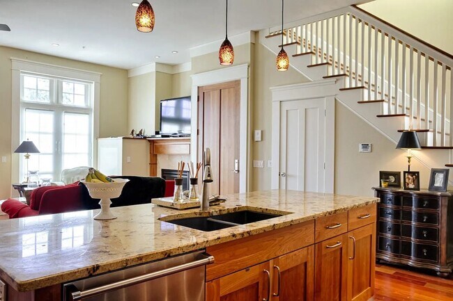 Building Photo - Stunning 2bed/2bath on Pearl Street