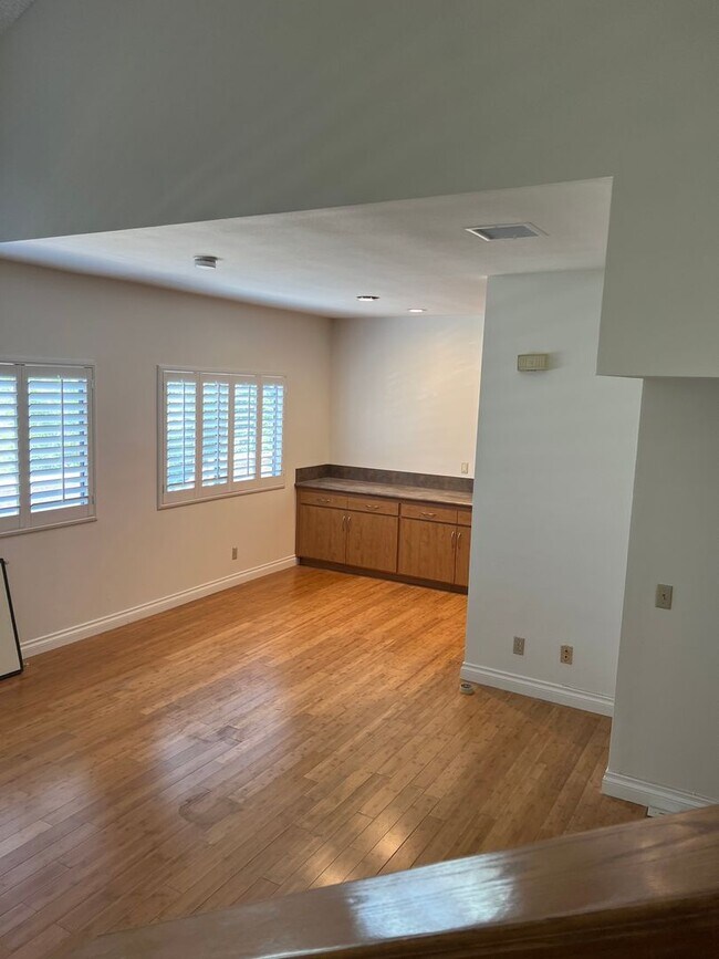 Building Photo - 3 bed, 2 1/2 bath Thousand Oaks Townhome