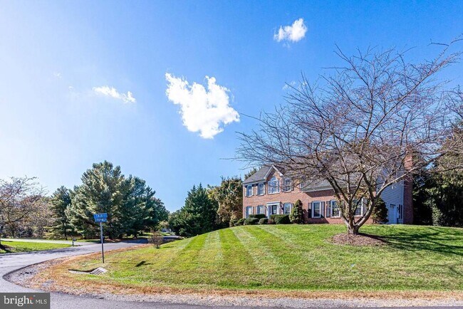 Building Photo - 1168 Taji Ct