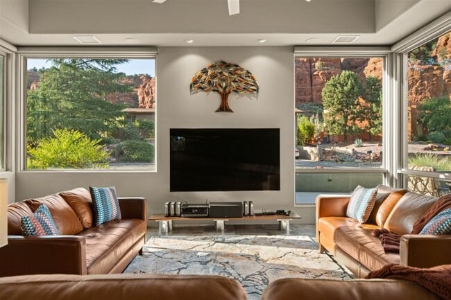 Foto del edificio - Exquisite Luxury Home Basking in Red Rock Mountains with Infrared Sauna + Fire Tables, Near Oak C...