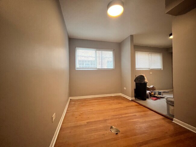 Building Photo - 1624 W Touhy Ave
