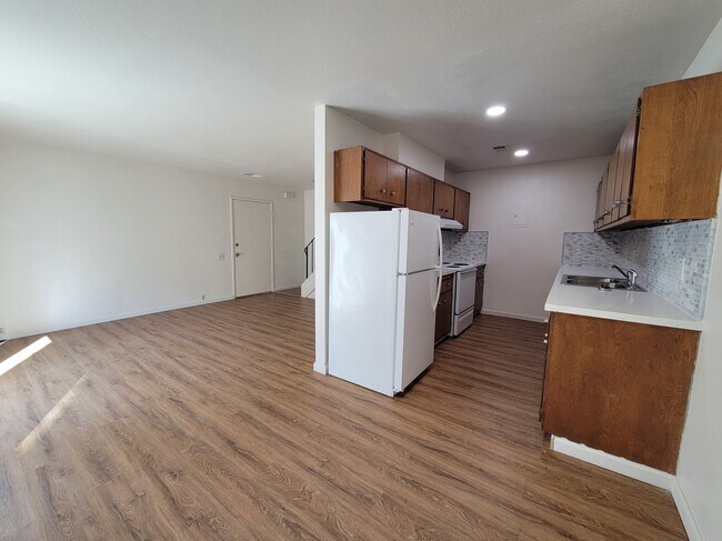Building Photo - 1402 Drake Dr