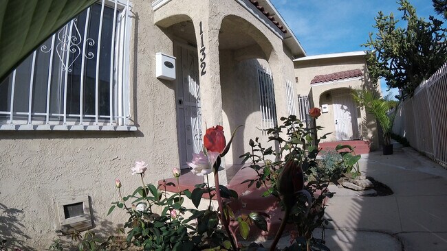 Building Photo - 1132 N Mariposa Ave