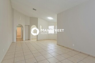 Building Photo - 737 E Oregon St