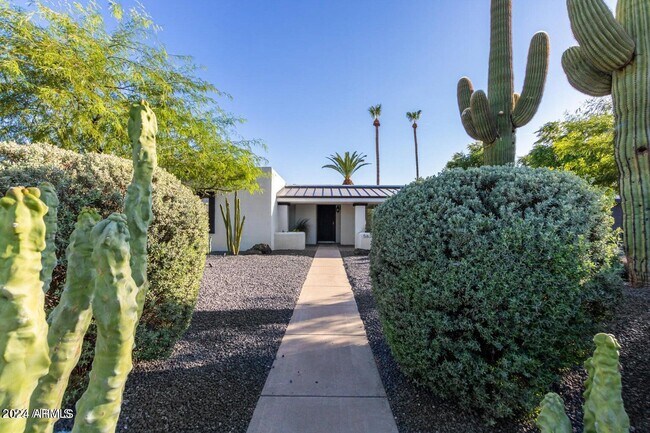 Foto del edificio - 5633 E Corrine Dr