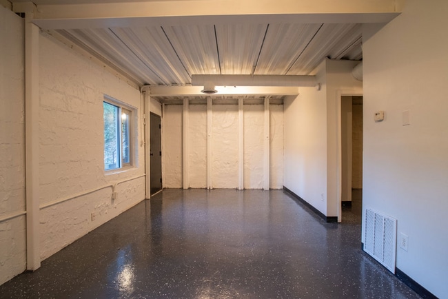 Building Photo - 15 Burbank Dr SW