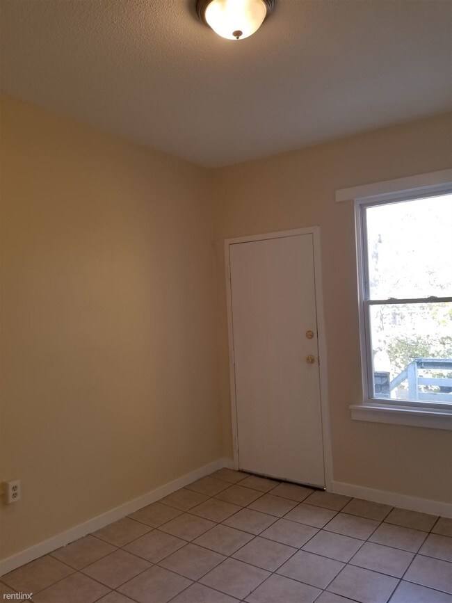 Building Photo - 3 br, 1.5 bath  - 35 Dickerman St 6