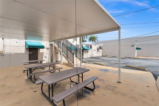 Building Photo - 313 N Krome Ave