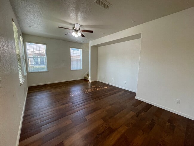 Foto del edificio - Two Story Home w/ Fridge Included, Attache...