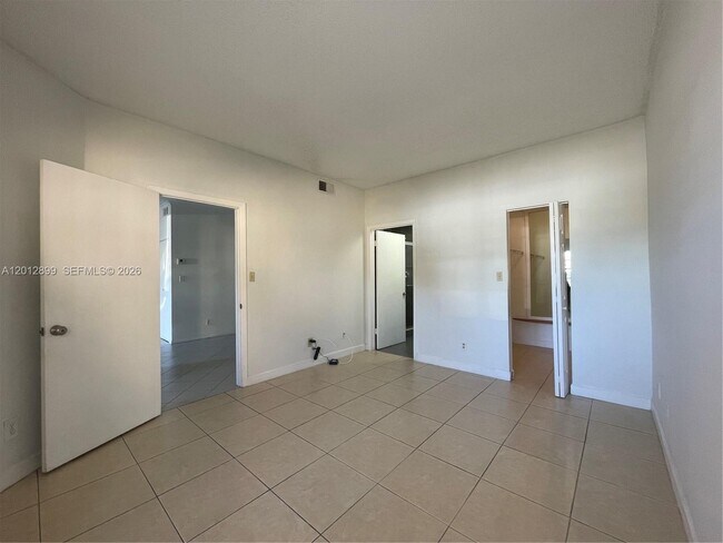 Foto del edificio - 640 Cypress Club Way