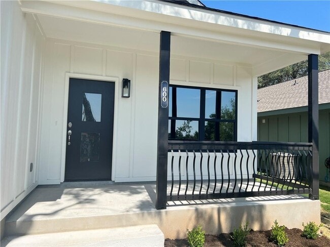 Building Photo - 600 Fir Ln