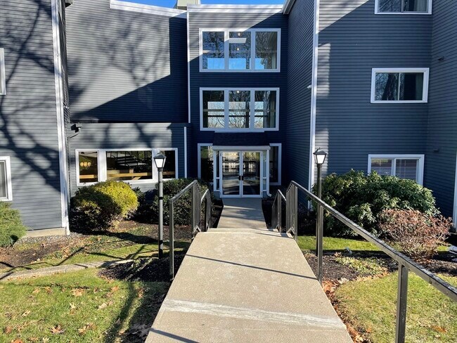 Building Photo - 500 Colonial Dr