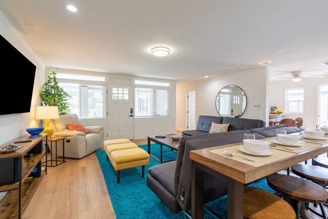 Foto del edificio - Enjoy stunning sunsets and beach living at its finest, Short Walk to Beach