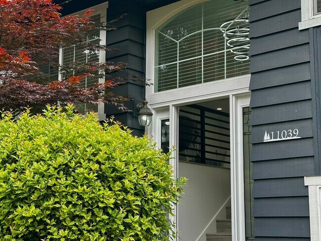 Foto del edificio - Fully Remodeled, Partially Furnished 4BR/3...
