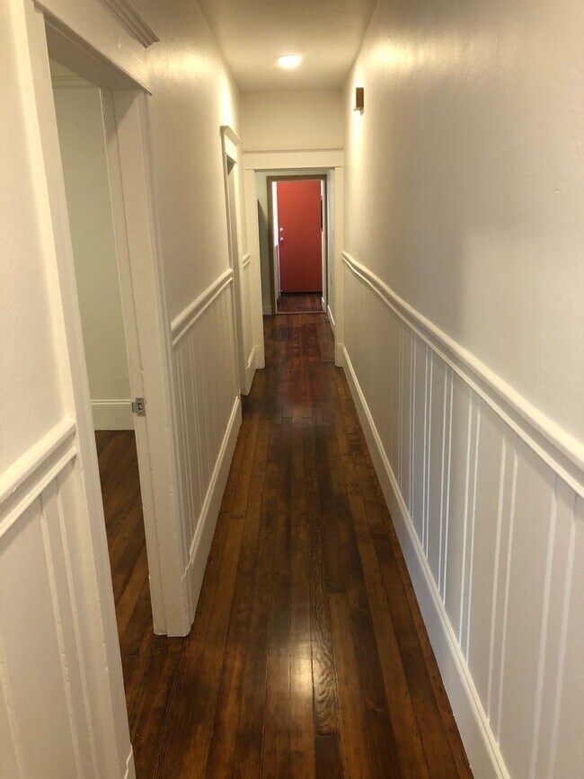 Foto del edificio - Remodeled Designer 1 Bedroom*Hardwood*Stai...