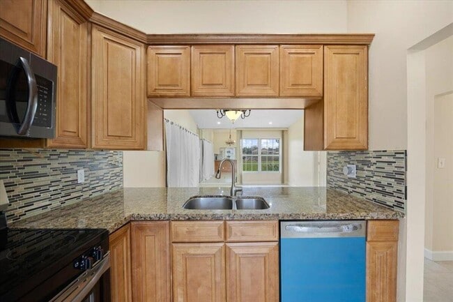 Building Photo - 5540 Lakewood Cir S
