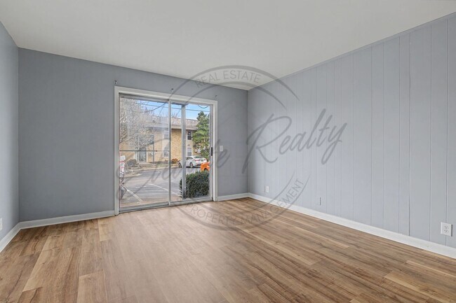 Foto del edificio - Two Bedroom Condo, First Floor, across from Madison Park with stackable washer/dryer!