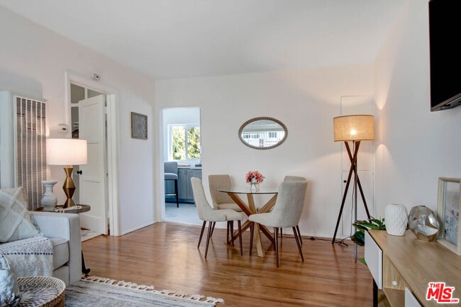 Foto del edificio - 238 N Almont Dr