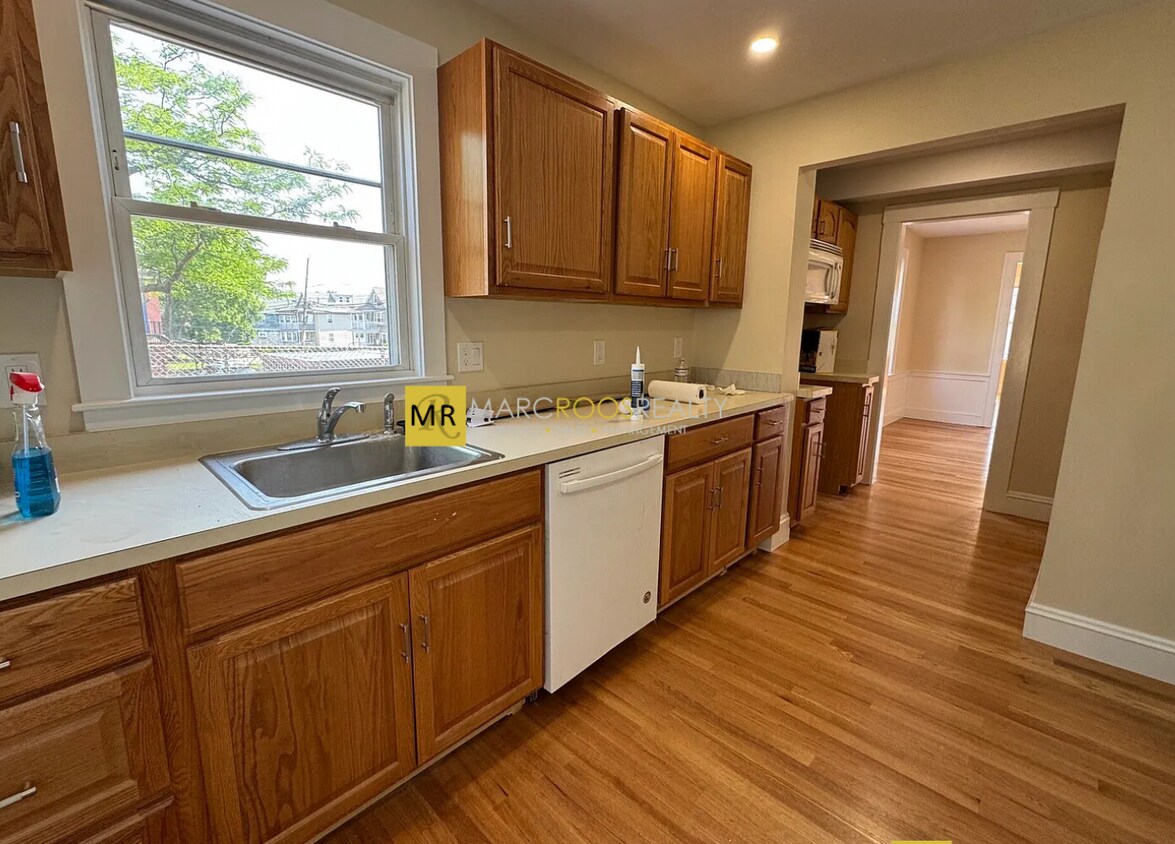 Primary Photo - 76 Brooks St