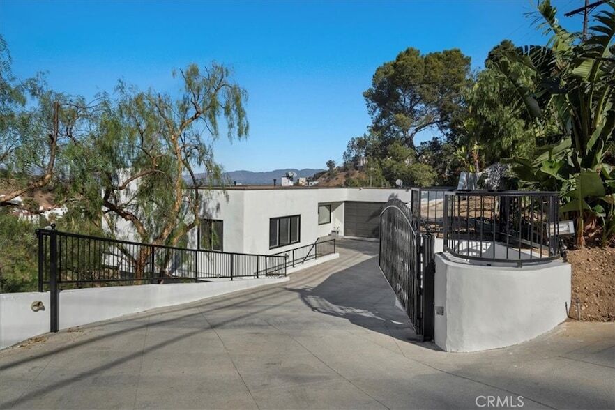 Foto principal - 3300 Coldwater Canyon Ave